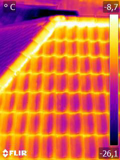 Gebäudethermografie aus der Luft: Warmluft am Dachfirst